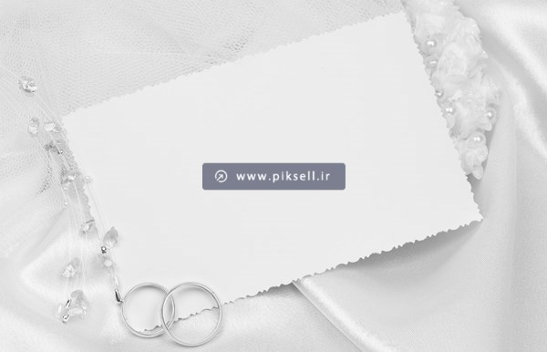عکس با کیفیت از کارت دعوت کنار حلقه های ازدواج