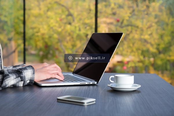 عکس با کیفیت از کار با لپ تاپ در کافی شاپ