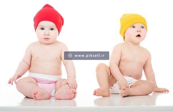 عکس با کیفیت از دو نوزاد با کلاه