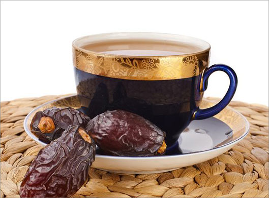 عکس با کیفیت از نوشیدنی گرم و خرمای سیاه