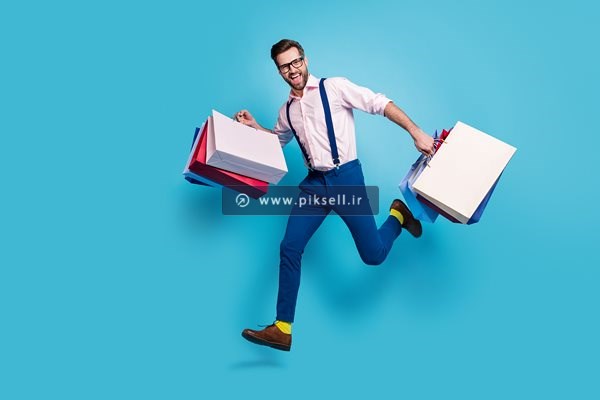 عکس با کیفیت از مرد خوشحال و بگ های خرید