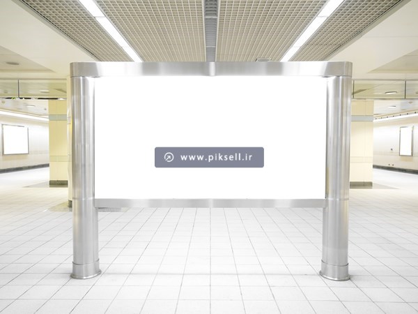 عکس با کیفیت از تابلوی اطلاعات در وسط سالن