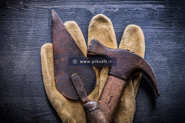 عکس با کیفیت از چکش و بیلچه قدیمی
