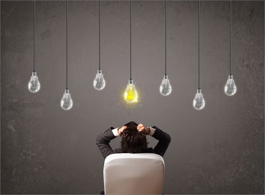 عکس با کیفیت از مرد در حال تفکر