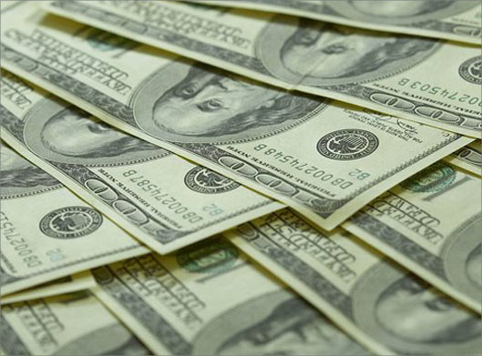 عکس با کیفیت از پس زمینه اسکناس های صد دلاری