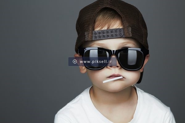 عکس با کیفیت از پسربچه با کلاه و عینک آفتابی