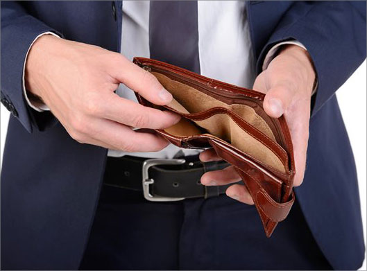 عکس با کیفیت از مرد با کیف پول خالی