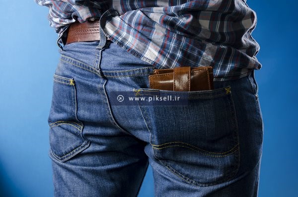 عکس با کیفیت از کیف جیبی در جیب پشتی