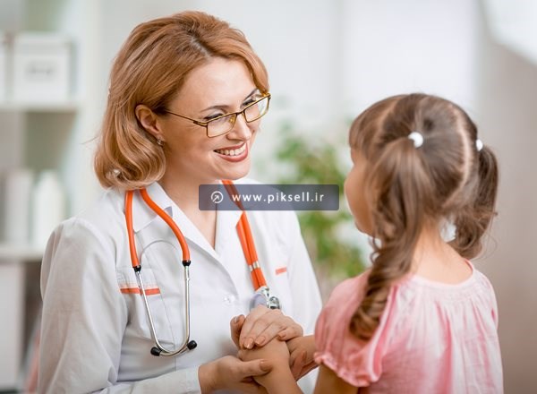 عکس با کیفیت از دختربچه و دکتر خانم
