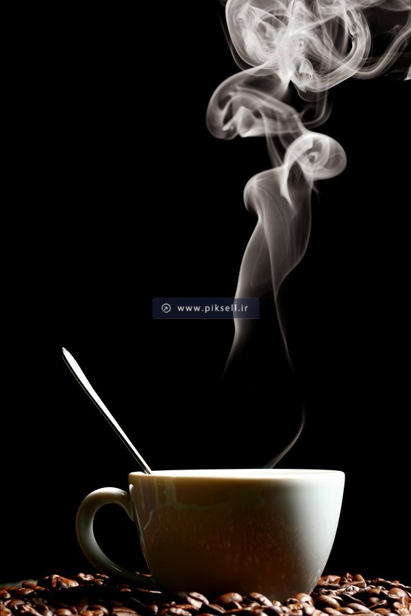عکس با کیفیت از بخار روی فنجان قهوه گرم