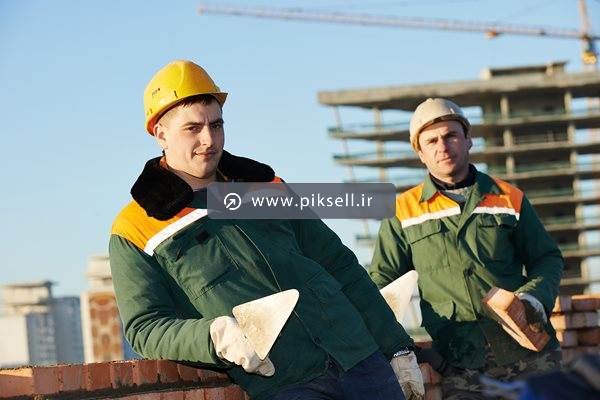 عکس با کیفیت از دو کارگر مرد دیوارچین