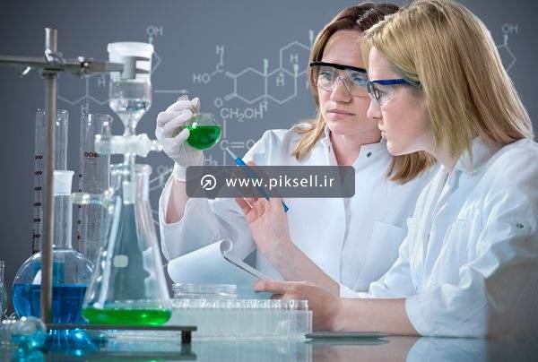 عکس با کیفیت از اپراتور آزمایشگاه