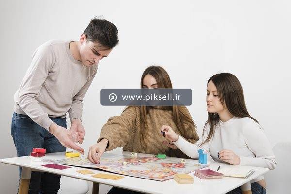 عکس با کیفیت از چسباندن عکس روی مقوا و کار گروهی
