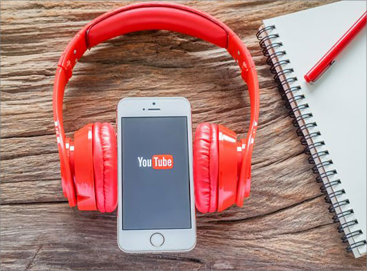 عکس با کیفیت از هدفون قرمز و موبایل و یادداشت برداری