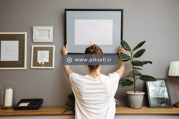 عکس با کیفیت از زدن قاب دیوار اتاق کار