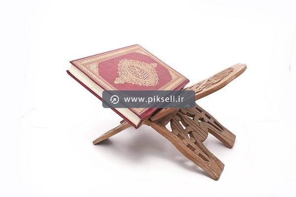 عکس با کیفیت از قرآن با جلد قرمز