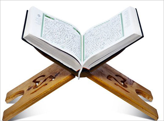عکس با کیفیت از قرآن باز روی رحل