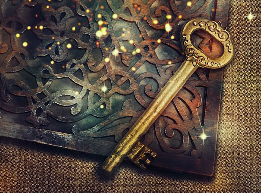 عکس با کیفیت از کلید قدیمی طلایی و کتاب جادویی