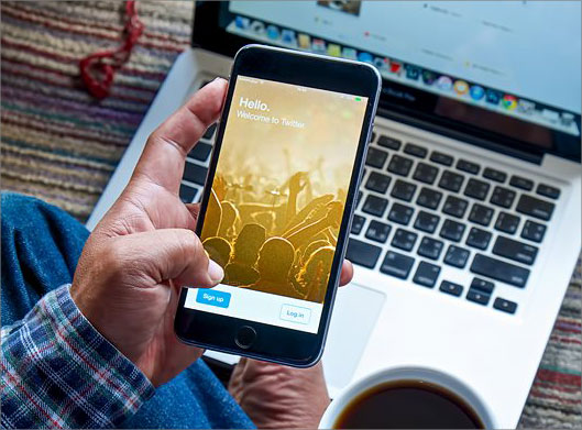 عکس با کیفیت از تلفن همراه با پس زمینه عکس جمعیت