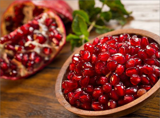 عکس با کیفیت از ظرف انار دان شده