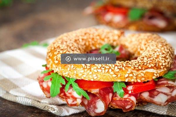 عکس با کیفیت از ساندویچ کالباس تنوری