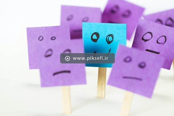 عکس با کیفیت از برچسب با نقاشی خندان وسط برچسب های بی تفاوت