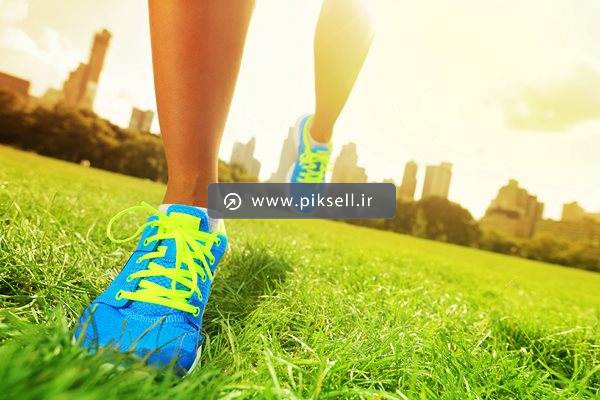 عکس با کیفیت از دویدن روی چمن