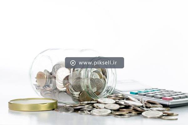عکس با کیفیت از شیشه سکه های ریخته