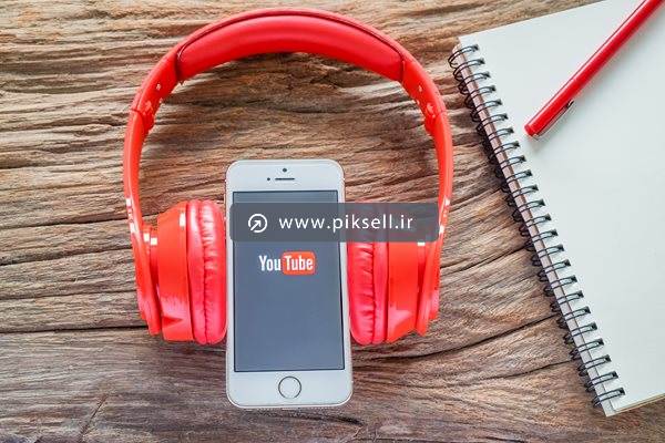 عکس با کیفیت از هدفون قرمز و موبایل و یادداشت برداری