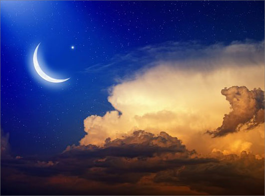 عکس با کیفیت از ماه بالای ابرهای بارانی (شب مهتابی)