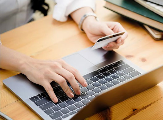 عکس با کیفیت از خرید اینترنتی با کارت بانکی