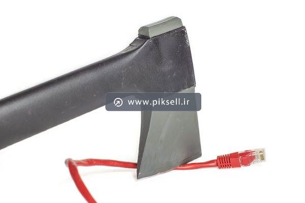 عکس با کیفیت از قطع کردن کابل با تبر
