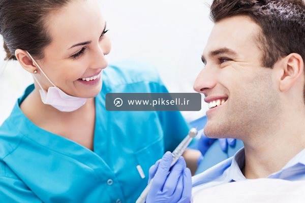 عکس با کیفیت از دندانپزشک و بیمار مرد