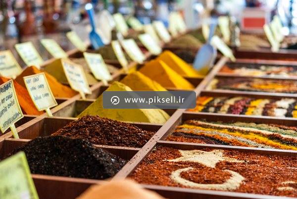 عکس با کیفیت از انواع ادویه جات در مغازه