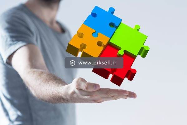 عکس با کیفیت از پازل چهار رنگ روی دست مرد