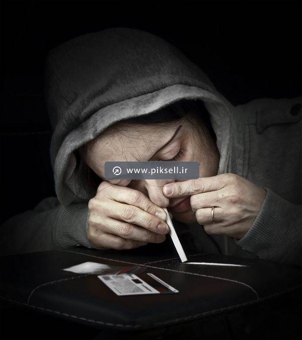 عکس با کیفیت از مصرف مواد مخدر توسط زن