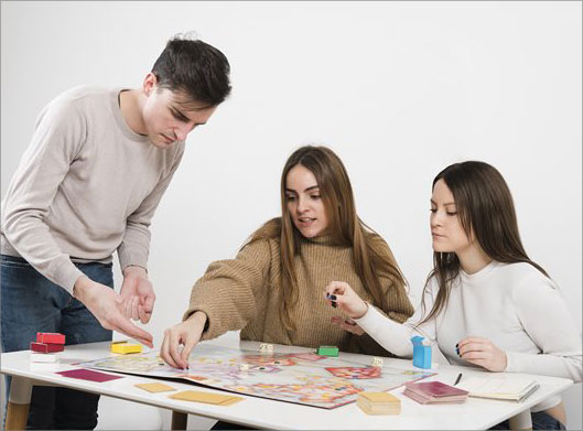 عکس با کیفیت از چسباندن عکس روی مقوا و کار گروهی