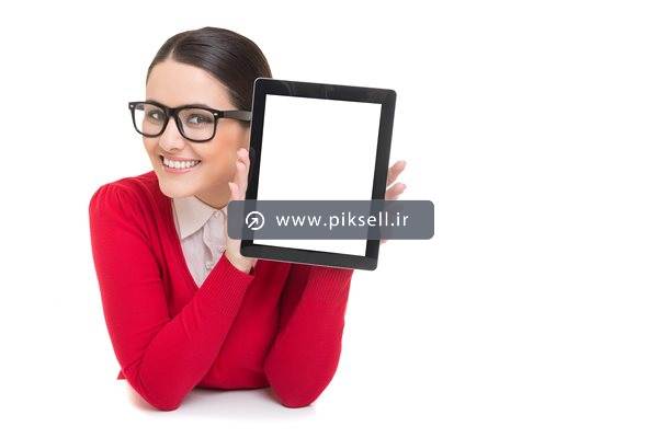عکس با کیفیت از زن عینکی و تبلت