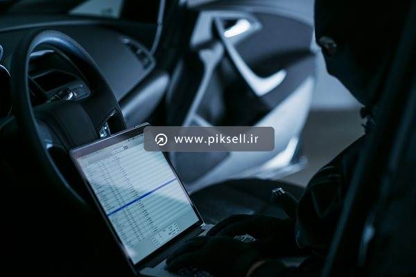 عکس با کیفیت از هکر با ماسک روی صورت در ماشین