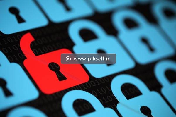 عکس با کیفیت از یک قفل باز میان قفل های بسته