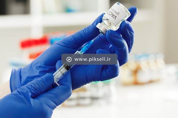 عکس با کیفیت از پر کردن سرنگ واکسن