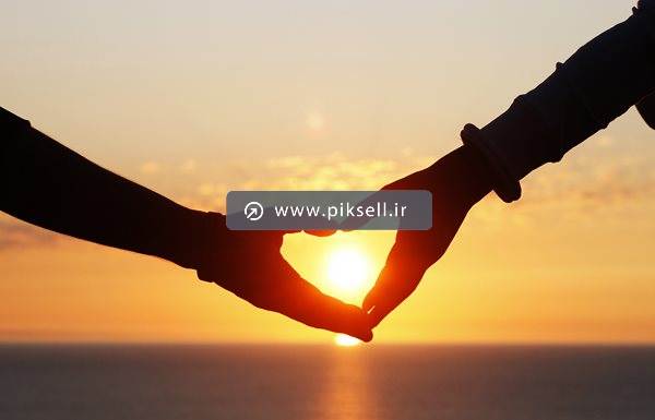 عکس با کیفیت از انگشت ها بشکل قلب رو به خورشید