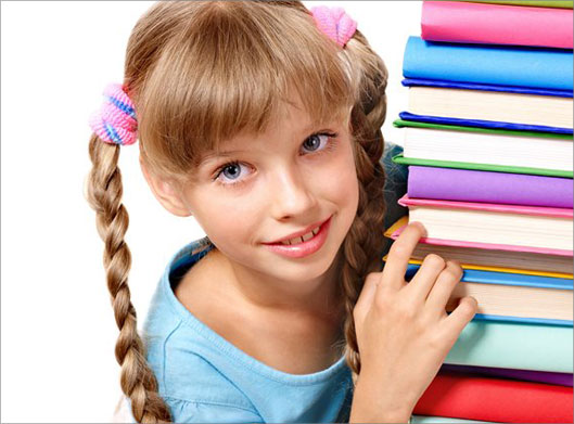عکس با کیفیت از دختر بچه با موهای بور
