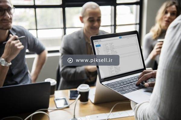 عکس با کیفیت از جلسه کاری و کار با لپ تاپ