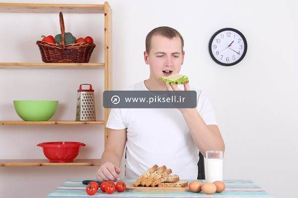 عکس با کیفیت از خوردن ناهار سبک