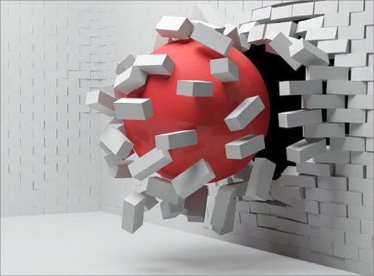عکس با کیفیت از توپ بزرگ قرمز و تخریب دیوار