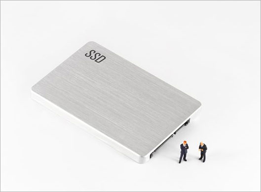 عکس با کیفیت از درایو اس اس دی نقره ای