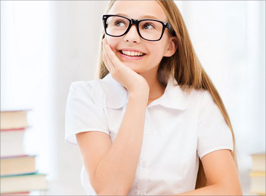 عکس با کیفیت از دختر بچه عینکی