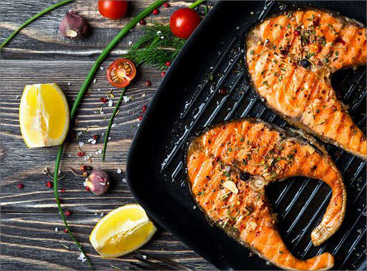 عکس با کیفیت از مهی سرخ شده در ماهیتابه