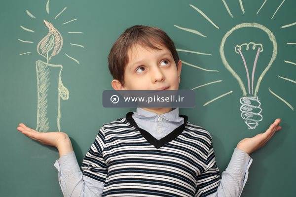 عکس با کیفیت از دانش آموز متفکر